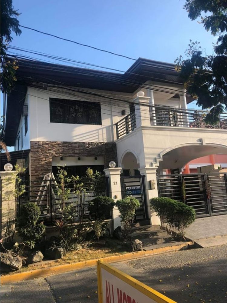 HIOUSE & LOT with POOL - Las Pinas City - Rush for Sale !!