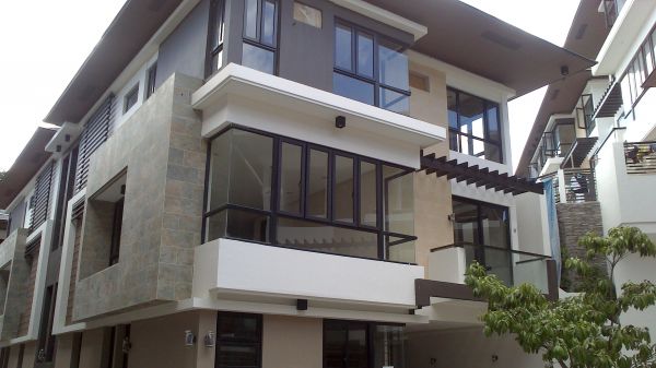 House and Lot in Quezon City Horeshoe Drive